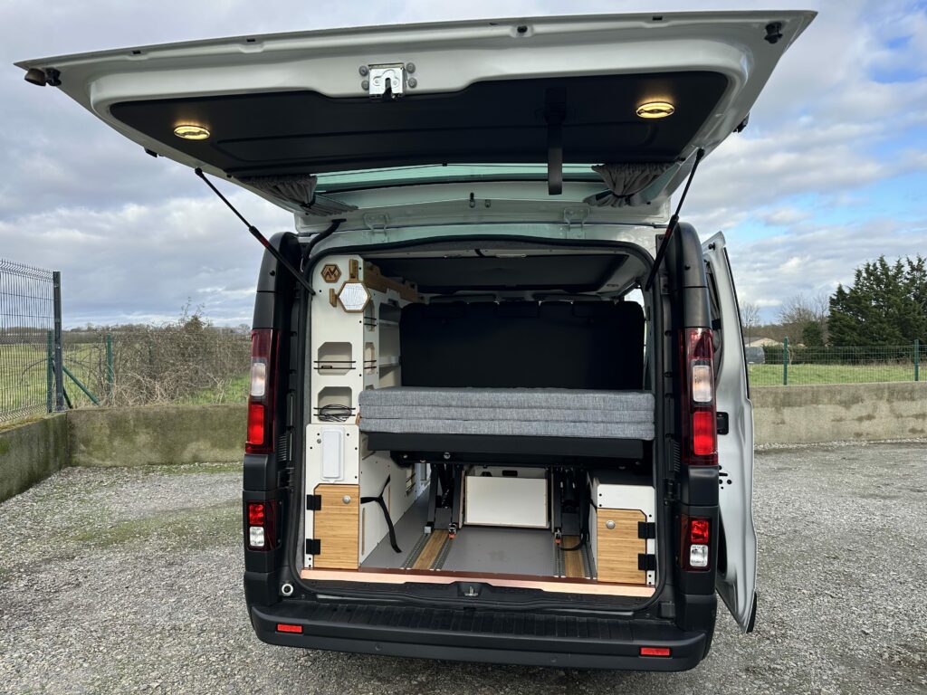 ref-693-van-neuf-renault-trafic-150-ch-boite-auto-grand-confort-pack-visivilite-pack-easy-park-plus-nantes