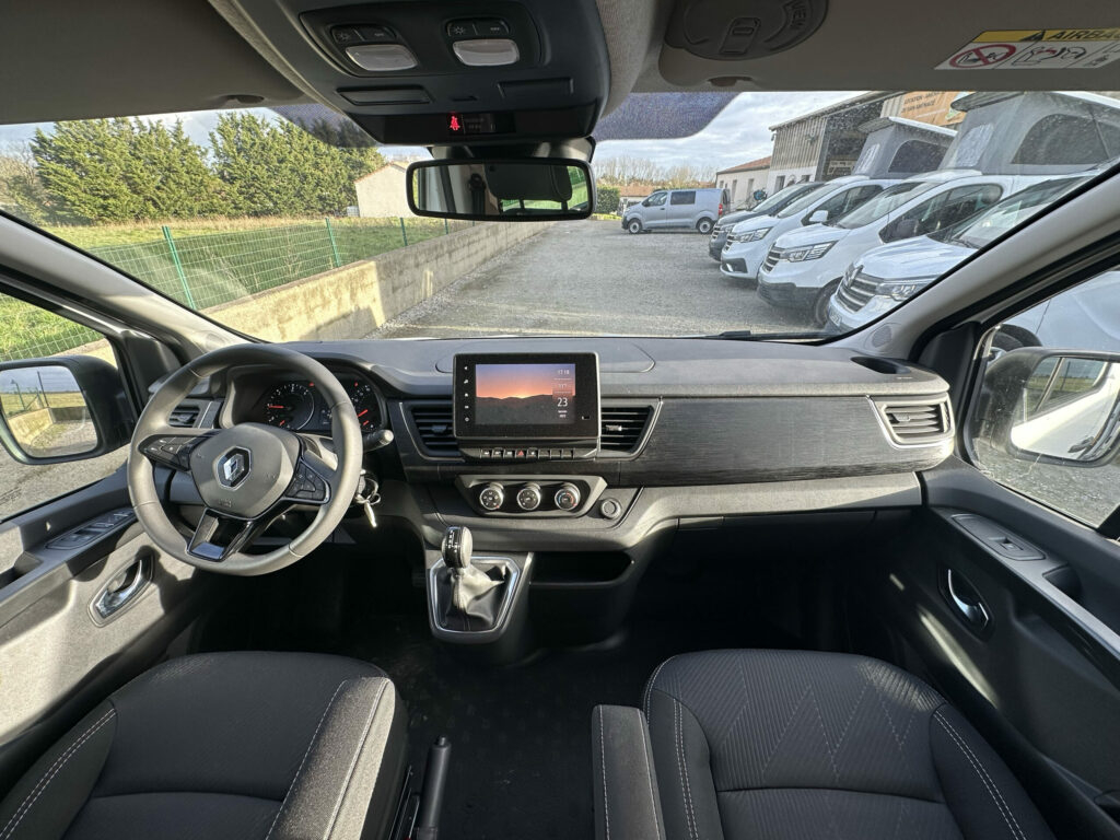 ref-693-van-neuf-renault-trafic-150-ch-boite-auto-grand-confort-pack-visivilite-pack-easy-park-plus-nantes