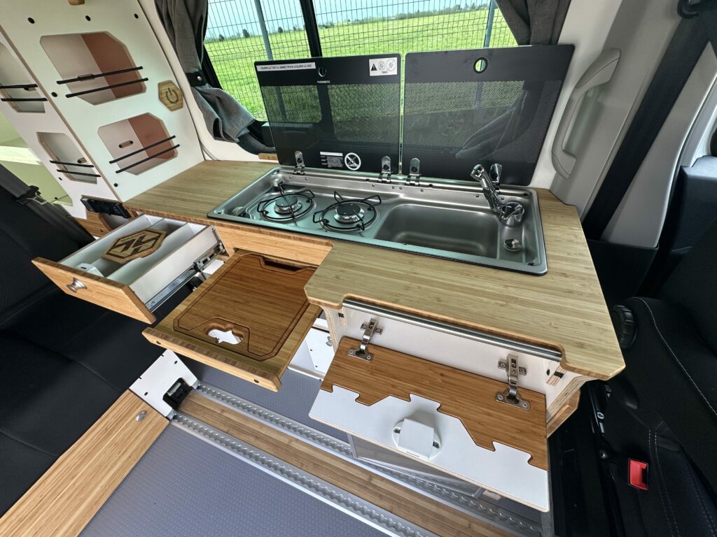 ref-693-van-neuf-renault-trafic-150-ch-boite-auto-grand-confort-pack-visivilite-pack-easy-park-plus-nantes